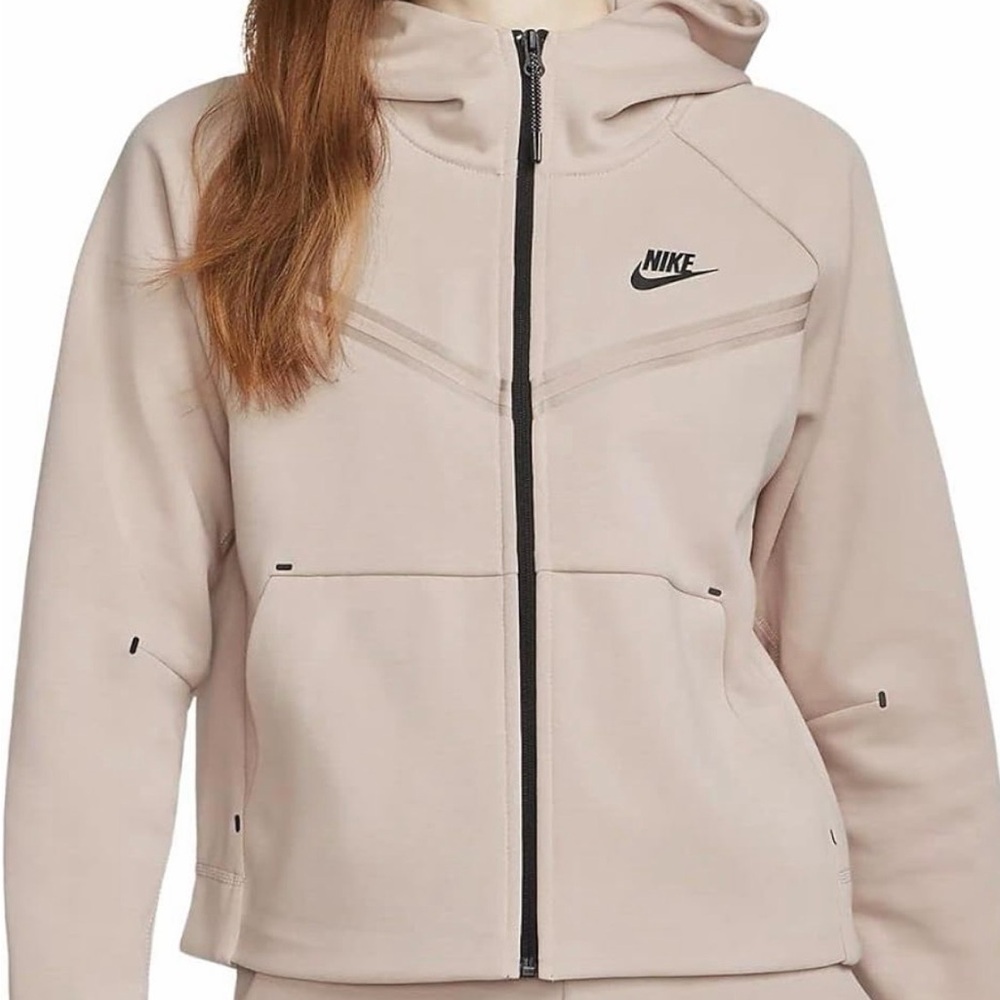Nike women’s Sportswear Tech Fleece Windrunner in Diffused Taupe Size XXL